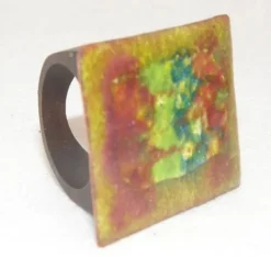 Anillo de madera con esmalte al fuego