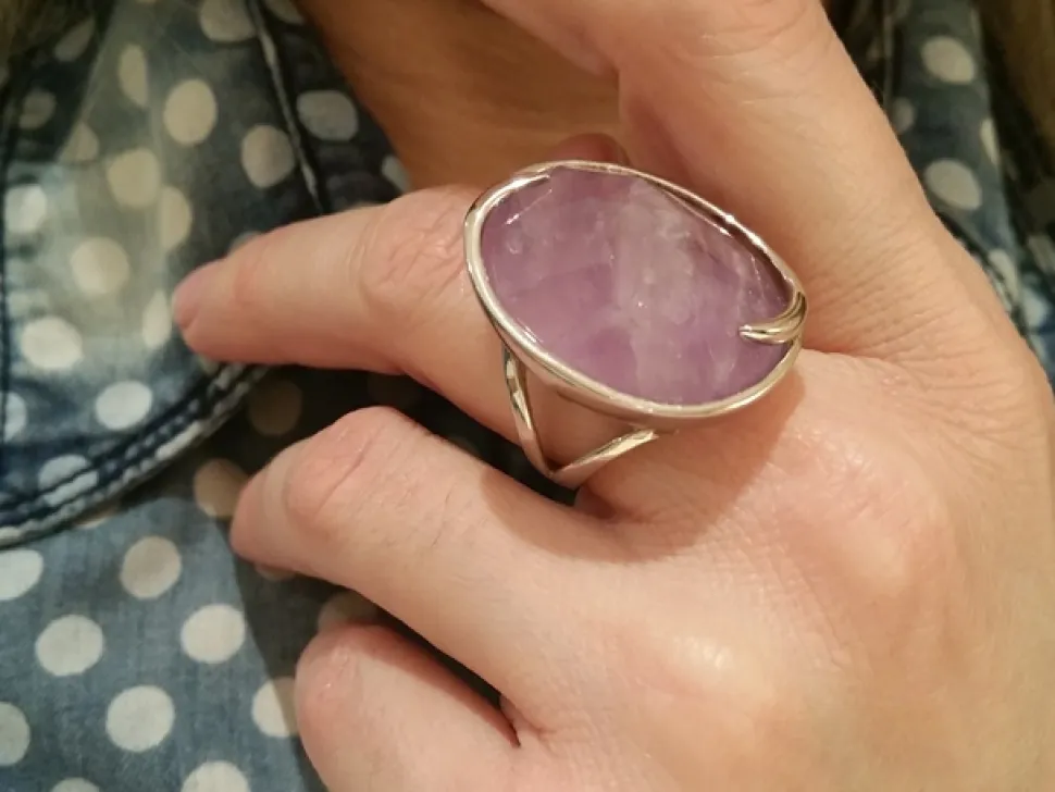Anillo De Plata Rodiada Con Piedra De Cuarzo Facetada