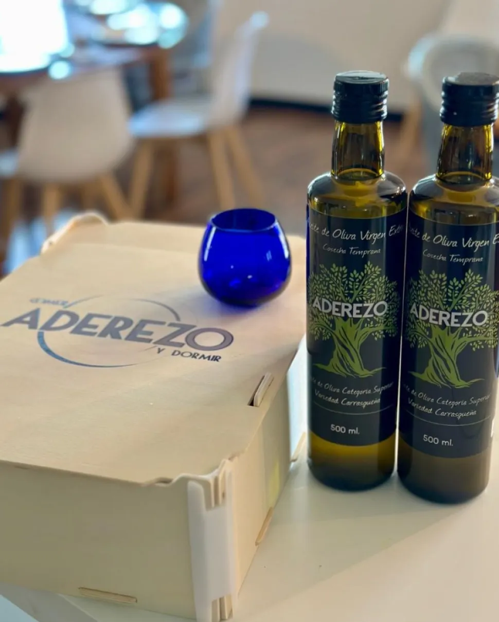 Caja de madera con 2 botellas de Aceite de 500 ml. y vaso de cata de AOVE oficial