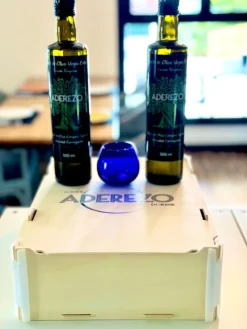 Caja de madera con 2 botellas de Aceite de 500 ml. y vaso de cata de AOVE oficial