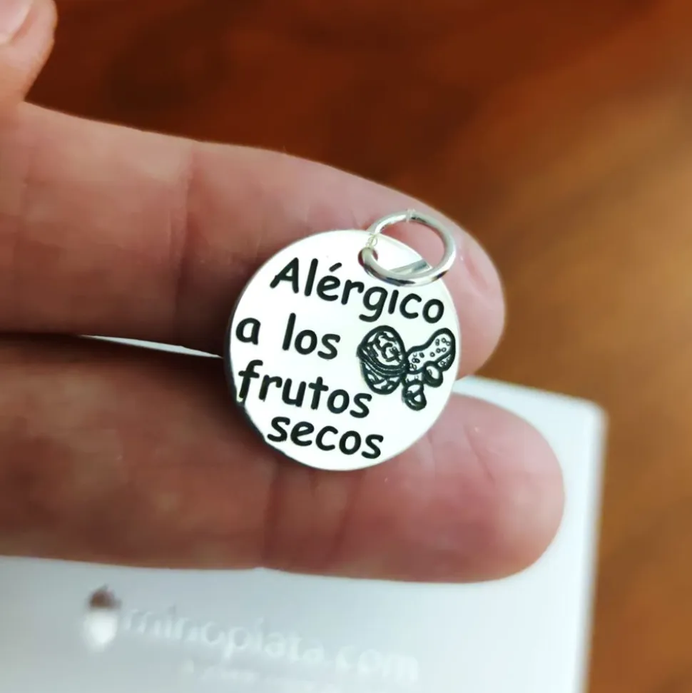 Colgante De Plata Alérgico A Los Frutos Secos18 Mm.