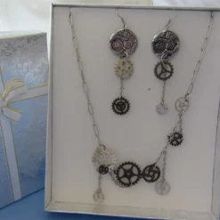 Che Carino Art Conjunto collar y pendientes -engranaje