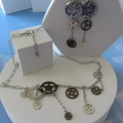 Che Carino Art Conjunto collar y pendientes -engranaje