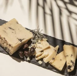 Outlet Ibéricos a Domicilio Gourmet Cuña de Queso 100% Oveja con Trufa - Aproximado 200 g