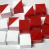 14 Cubos de plástico (6 rojos, 4 blancos, 4 rojo/blanco)