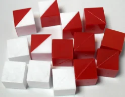 14 Cubos de plástico (6 rojos, 4 blancos, 4 rojo/blanco)