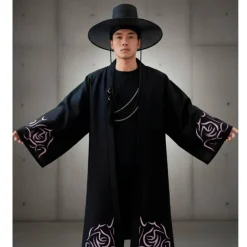 Disfraz Guerrero K-Pop Hombre con Sombrero Gat y Túnica Negra