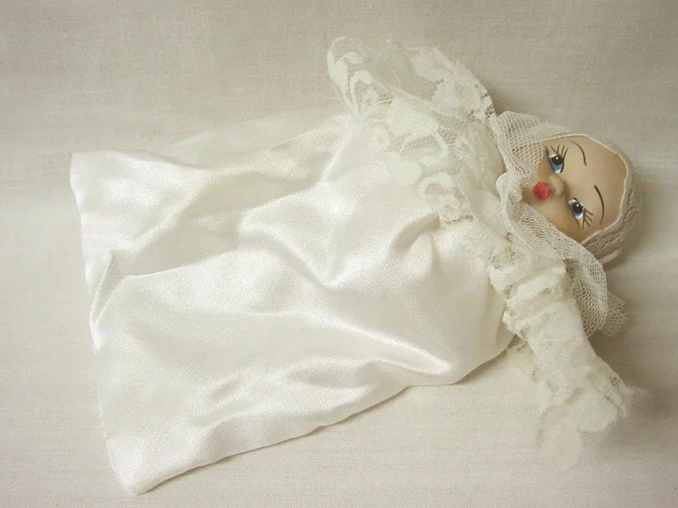 Figura Muñeca Cabeza Cerámica Hueca Puntilla Blanco