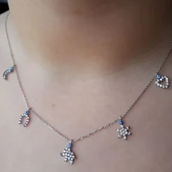 Gargantilla Con Amuletos De Plata Rodiada, Circonitas Y Esmalte