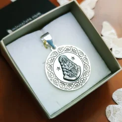 Sale Medalla Calada De Plata De Ley Con La Virgen Del Rocío
