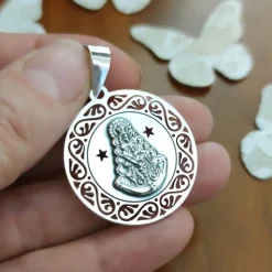 Sale Medalla Calada De Plata De Ley Con La Virgen Del Rocío