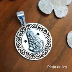 Sale Medalla Calada De Plata De Ley Con La Virgen Del Rocío