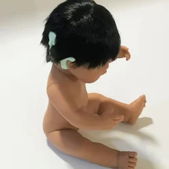 Outlet Miniland Muñeco latinoamericano con implante coclear (38 cm)