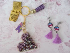 Pack llaveros corazón + pendientes multicolor