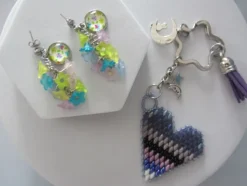 Pack llaveros corazón + pendientes multicolor