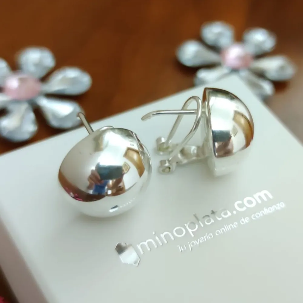 Clearance Pendientes En Plata De Ley Media Bola 16 Mm. Con Cierre Omega