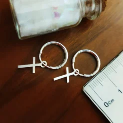 Clearance Pendientes Unisex De Aro Con Cruz Colgante De Plata 11 Mm.