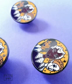 Pin de Enamel (metal) de las Hermanas Extrañas