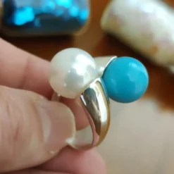 Sale Sortija De Plata Con Doble Perla Blanca Y Turquesa 12 Mm.