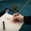 Outlet Cinereplicas Varita Bolígrafo Harry Potter con Soporte Escudo Hogwarts de Draco Malfoy +-25cm