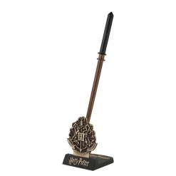 Outlet Cinereplicas Varita Bolígrafo Harry Potter con Soporte Escudo Hogwarts de Draco Malfoy +-25cm