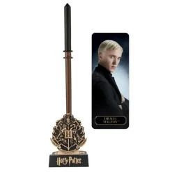 Outlet Cinereplicas Varita Bolígrafo Harry Potter con Soporte Escudo Hogwarts de Draco Malfoy +-25cm